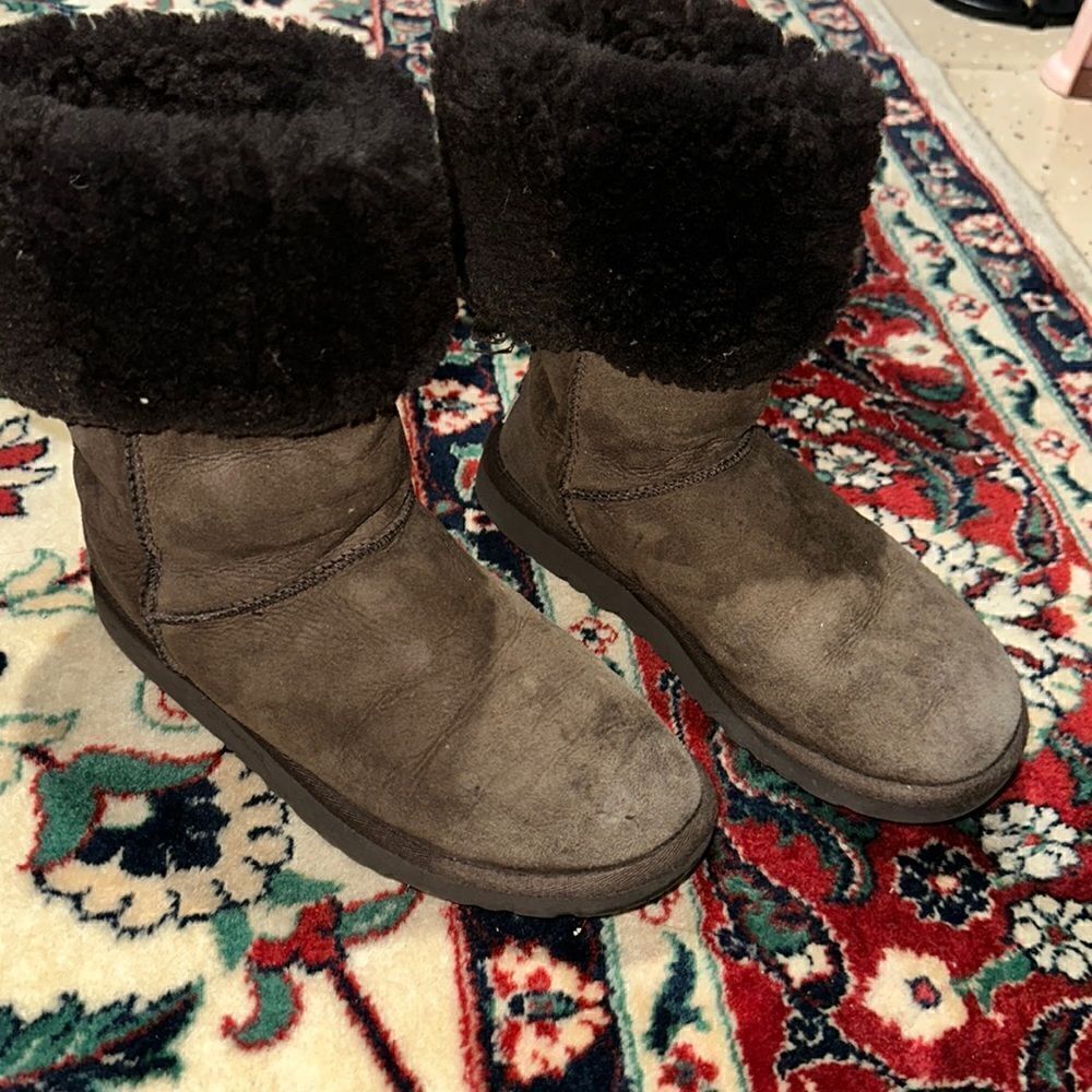 UGG SIZE 7 - Picture 2 of 7